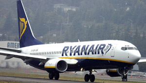 Aena desmiente a Ryanair y dice que solo esta compañía aterrizó de emergencia por falta de combustible.