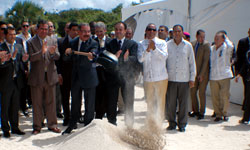 El presidente dominicano pone la primera piedra del Extrme Park.