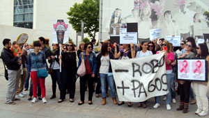 Empleados de Orizonia protestando frente a la sede en el Parc Bit.