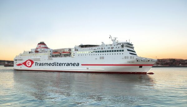 La compañía naviera españolaTrasmediterranea estrena logo. El 'Fortuny' con el nuevo logo en la imagen (render)