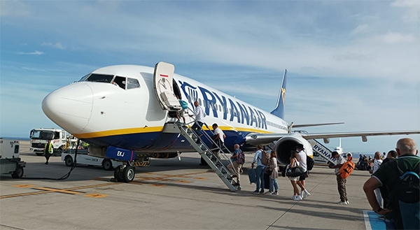 graduado como el desayuno Profesor de escuela Menorca: amenazas a Ryanair por volar barato | Noticias de Aerolíneas, rss1  | Revista de turismo Preferente.com