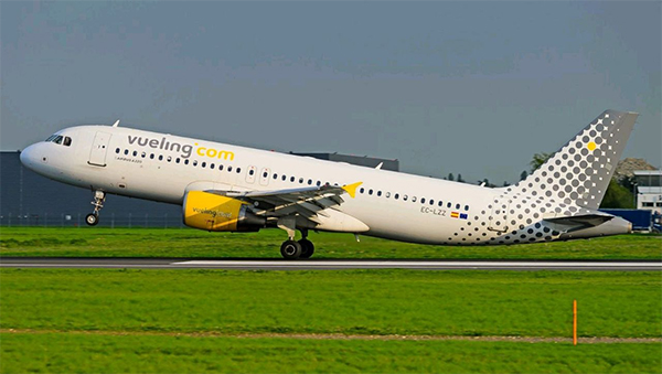 Adiós a las maletas gratis con Vueling: la compañía obligará a pagar por el  equipaje en cabina